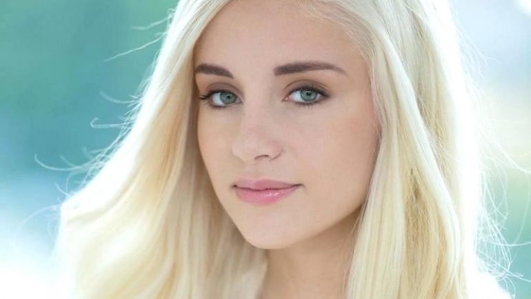 Naomi Woods Körpermaße Größe Gewicht Augenfarbe