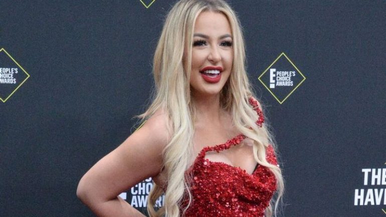 Tana Mongeau – Größe – Gewicht – Körpermaße – Augenfarbe – Wiki