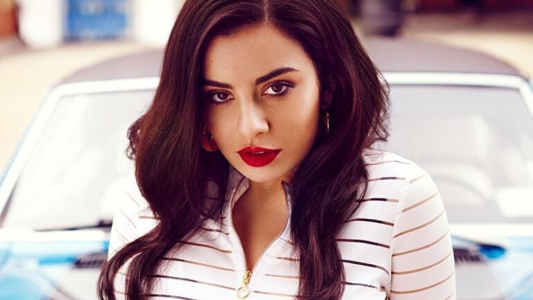 Charlie XCX Größe – Gewicht – Maße – Augenfarbe
